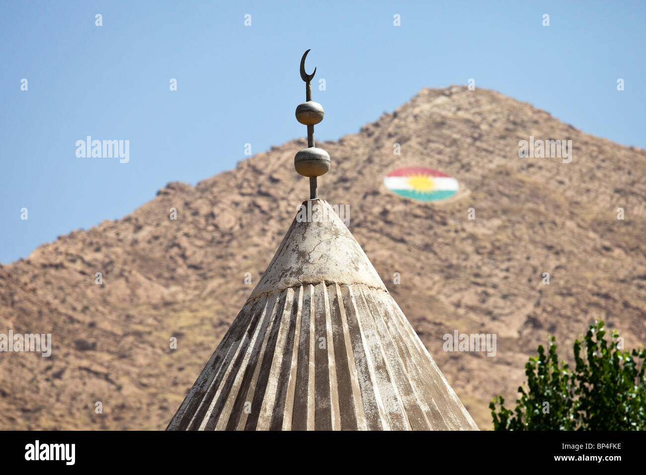 Oben auf eine Moschee und die Irakisch-Kurdistan Flagge in Dohuk, Irak Stockfoto