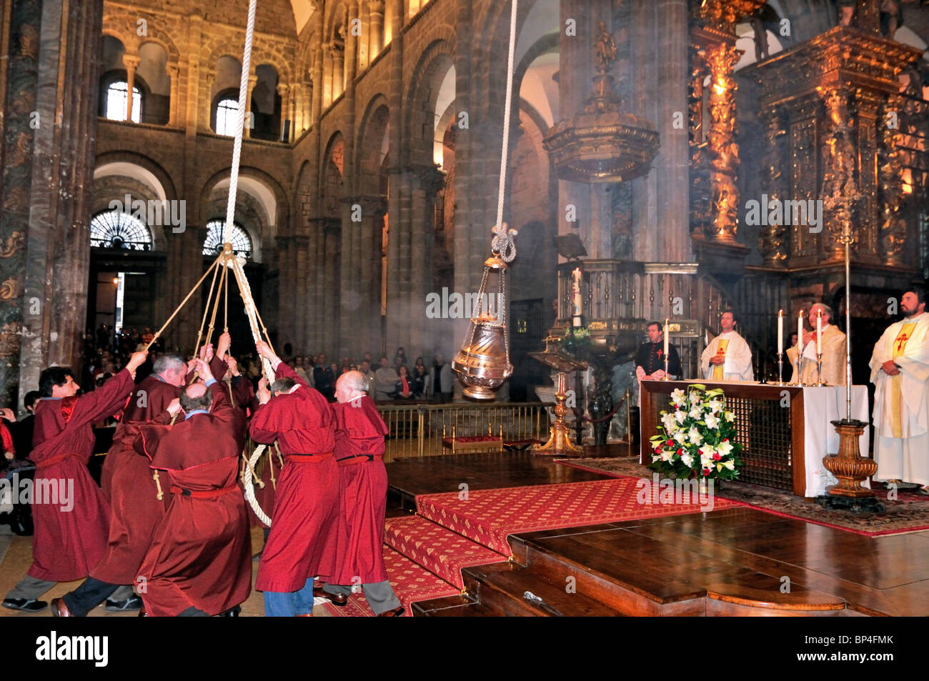 Spanien, Jakobsweg: Ritual des Schwingens "Botafumeiro" in der Kathedrale von Santiago de Compostela Stockfoto