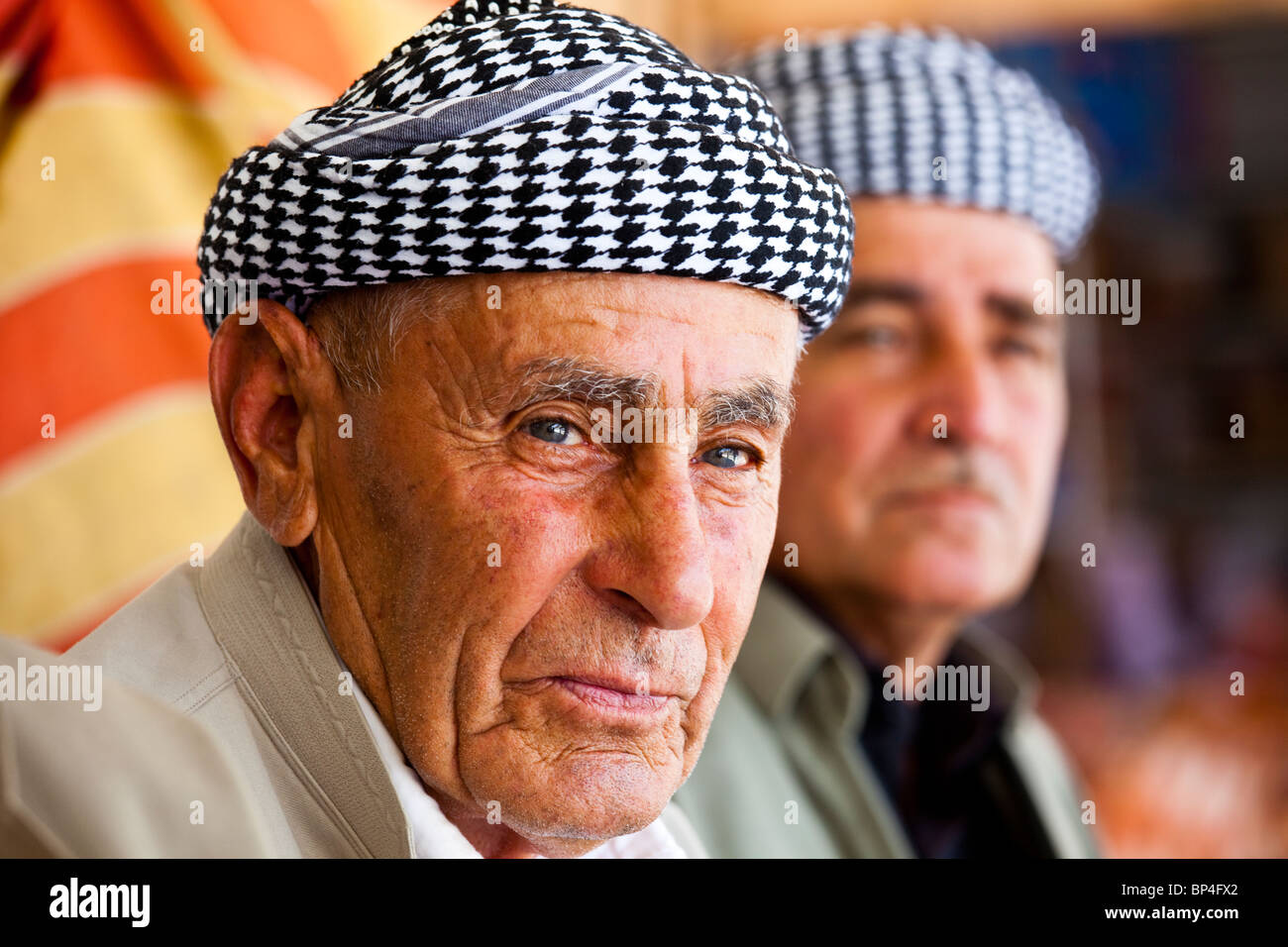 Kurish irakische Männer im Teehaus in Dohuk, Irak Stockfoto