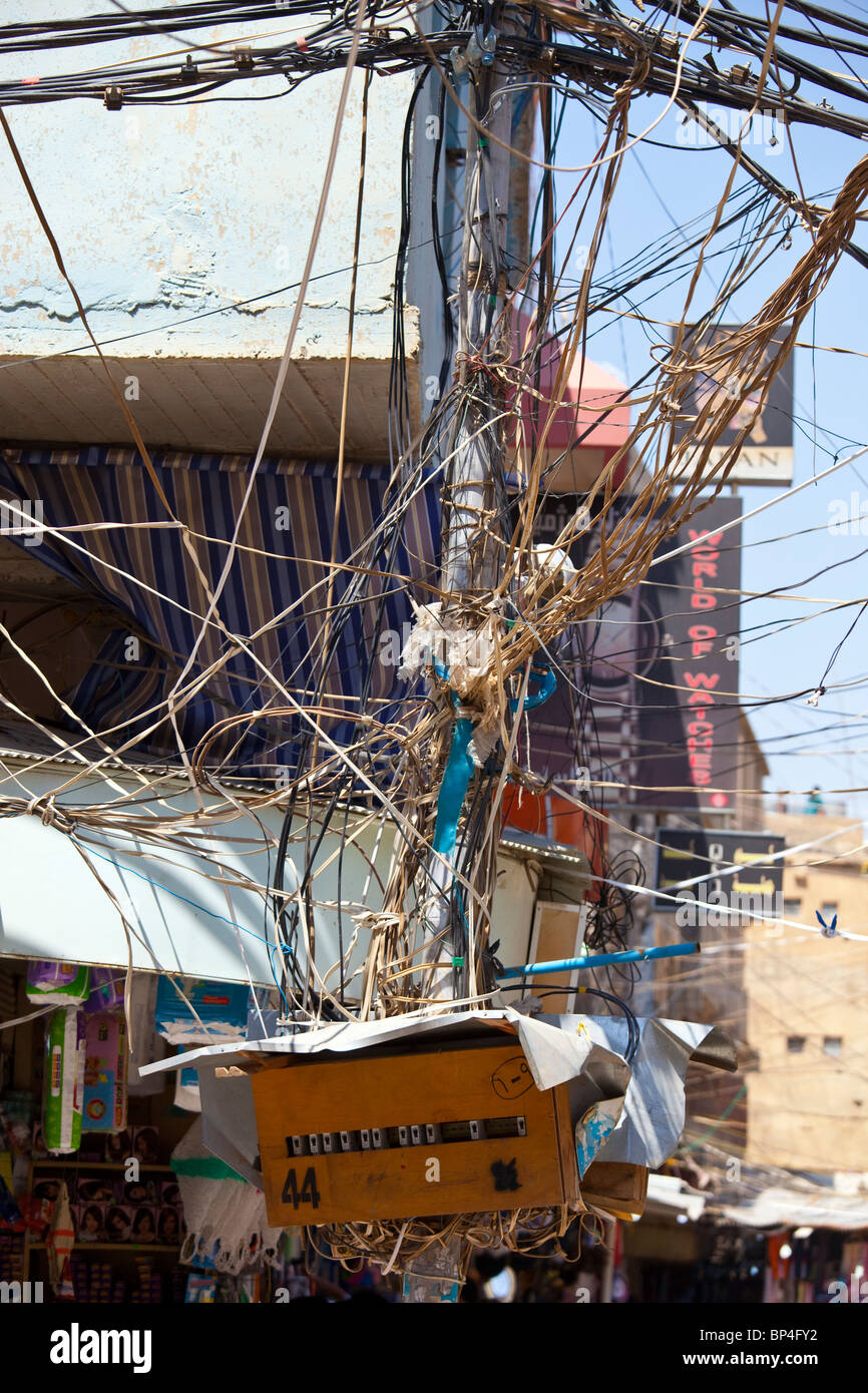 Kabelsalat Versorgungsleitungen in Dohuk, Irak Stockfoto