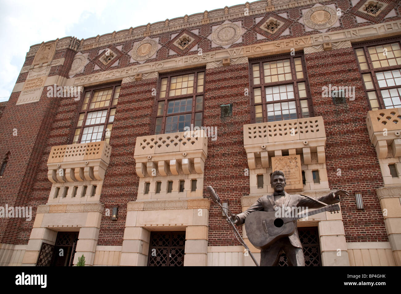 Eine Bronzestatue von Elvis Presley, die mit einer Gitarre vor dem Shreveport Municipal Auditorium in Shreveport, Louisiana, USA, auftrat. Stockfoto