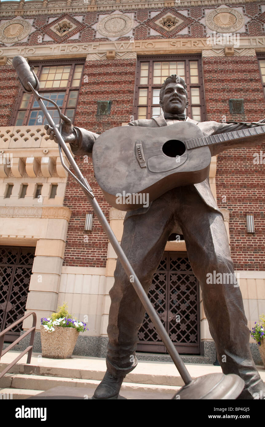 Eine Bronzestatue von Elvis Presley, die mit einer Gitarre vor dem Shreveport Municipal Auditorium in Shreveport, Louisiana, USA, auftrat. Stockfoto