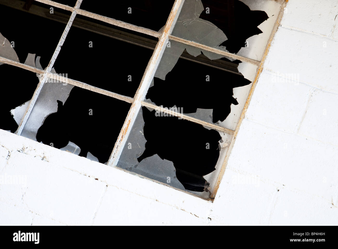Zerbrochene Fensterscheiben in einem alten Gebäude Stockfoto