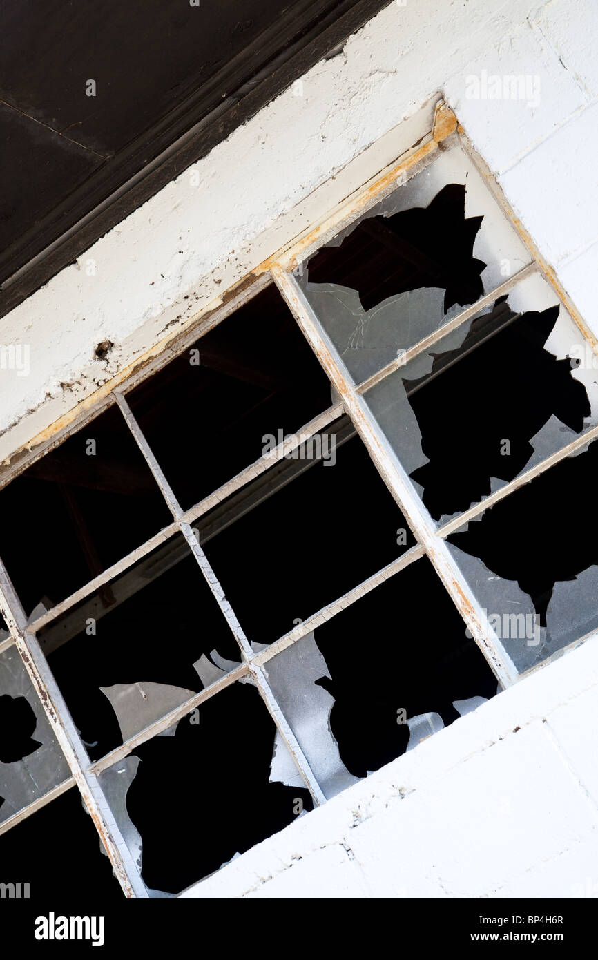 Zerbrochene Fensterscheiben in einem alten Gebäude Stockfoto