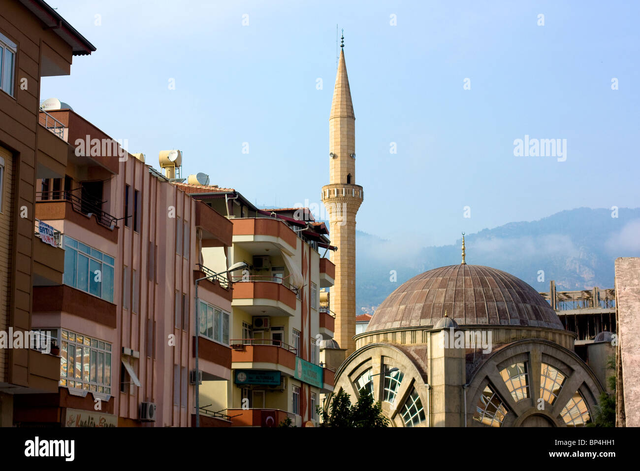 Ansicht der Moschee und Minarett hinter Wohnhäusern, Alanya, Türkei. Stockfoto