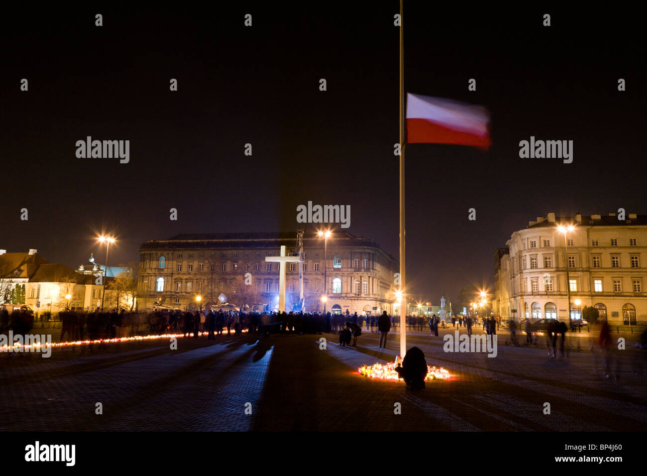 Warschau: Menschen versammeln sich am Pilsudski-Platz im Speicher des Präsidenten Lech Kaczynski und 95 andere... Stockfoto