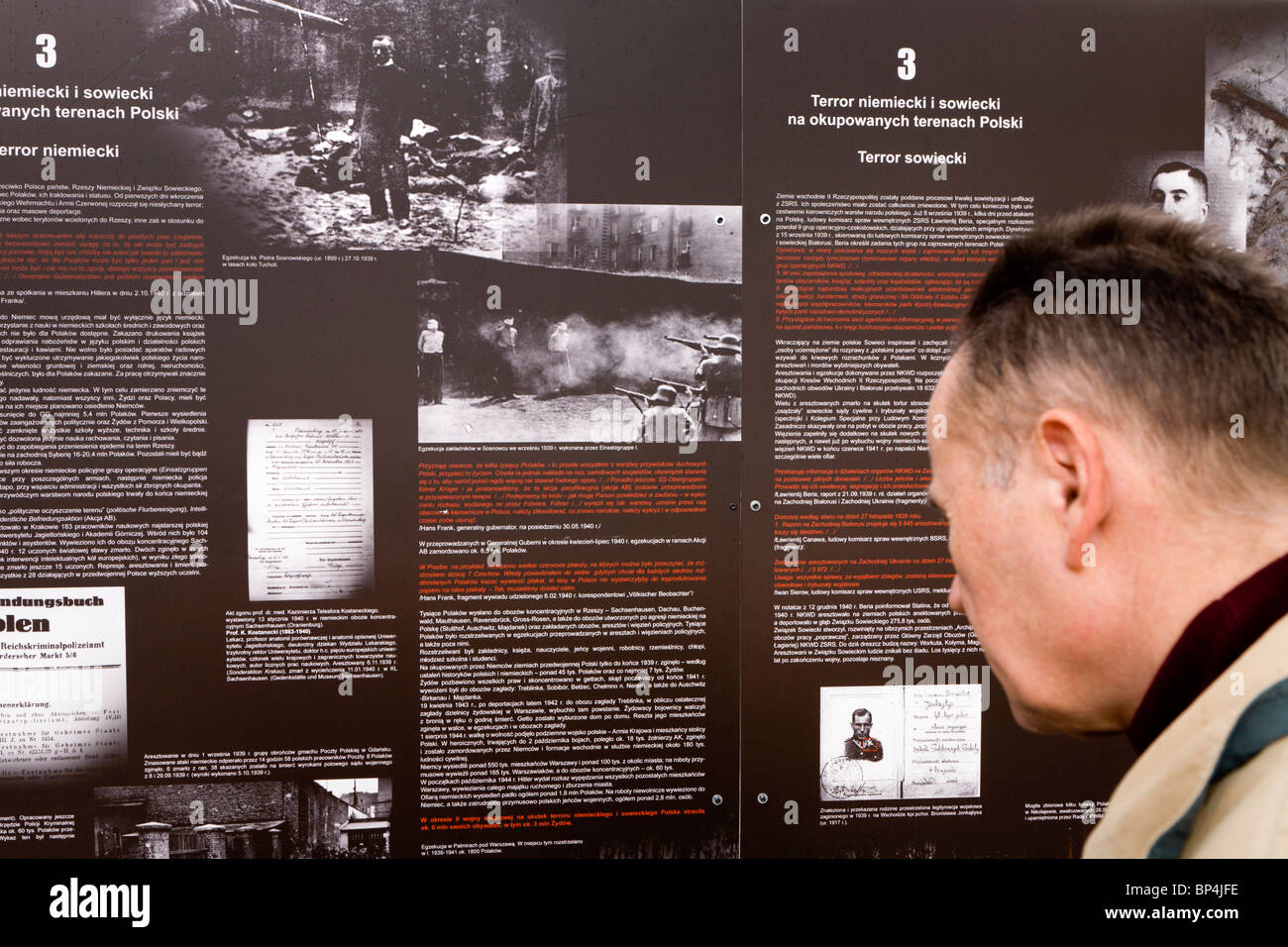 Schlossplatz, Warschau Polen: Mann sucht bei einer Outdoor-Ausstellung über die 1939 deutsche und sowjetische Invasion von Polen. Stockfoto