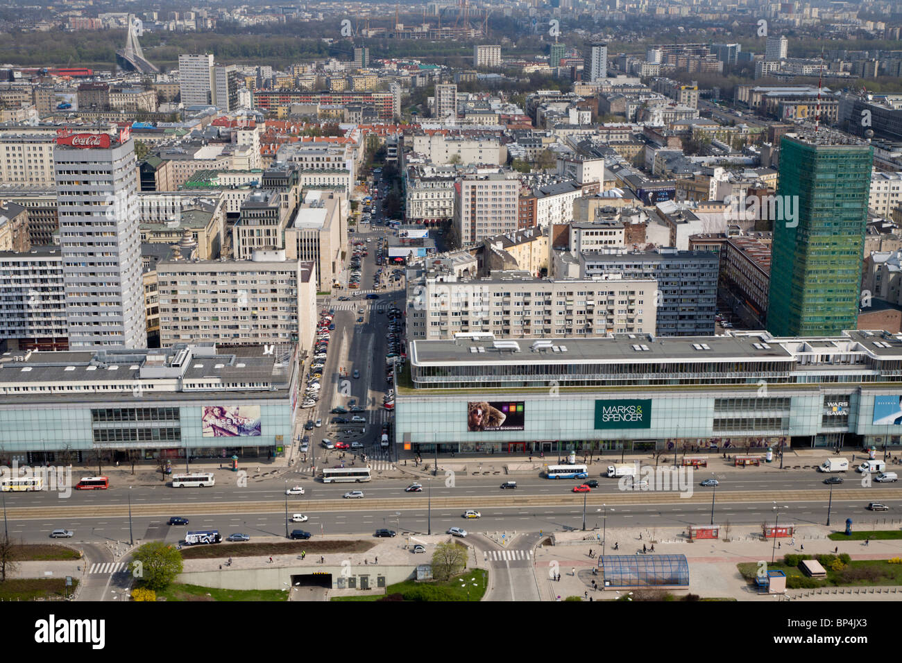 Marszalkowska Straße. Die Aussicht ist vom Palast der Kultur und Wissenschaft, Warschau. Stockfoto