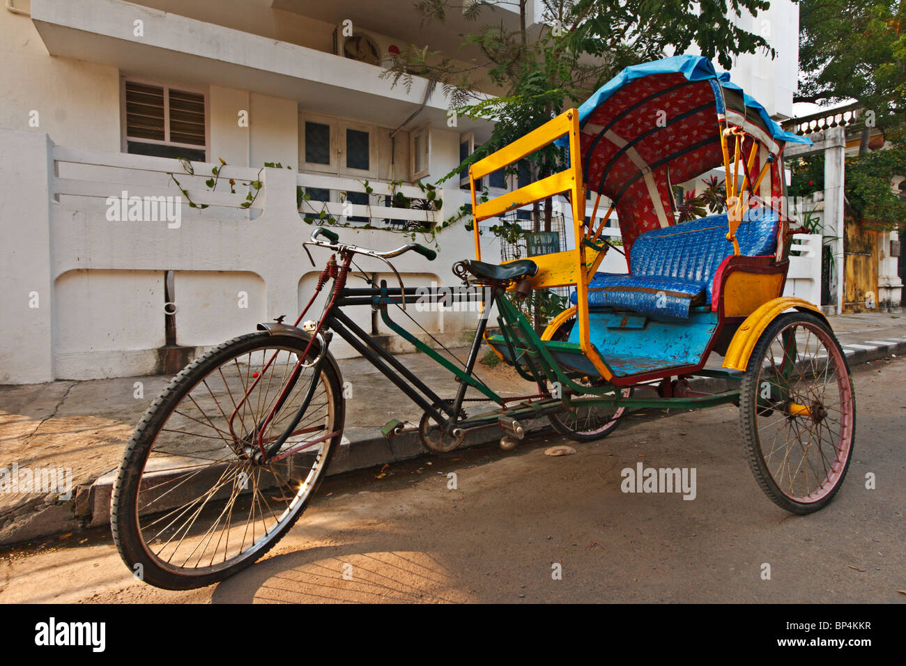 Leere Velo-Rikscha in der Straße. Pondicherry, Südindien Stockfoto