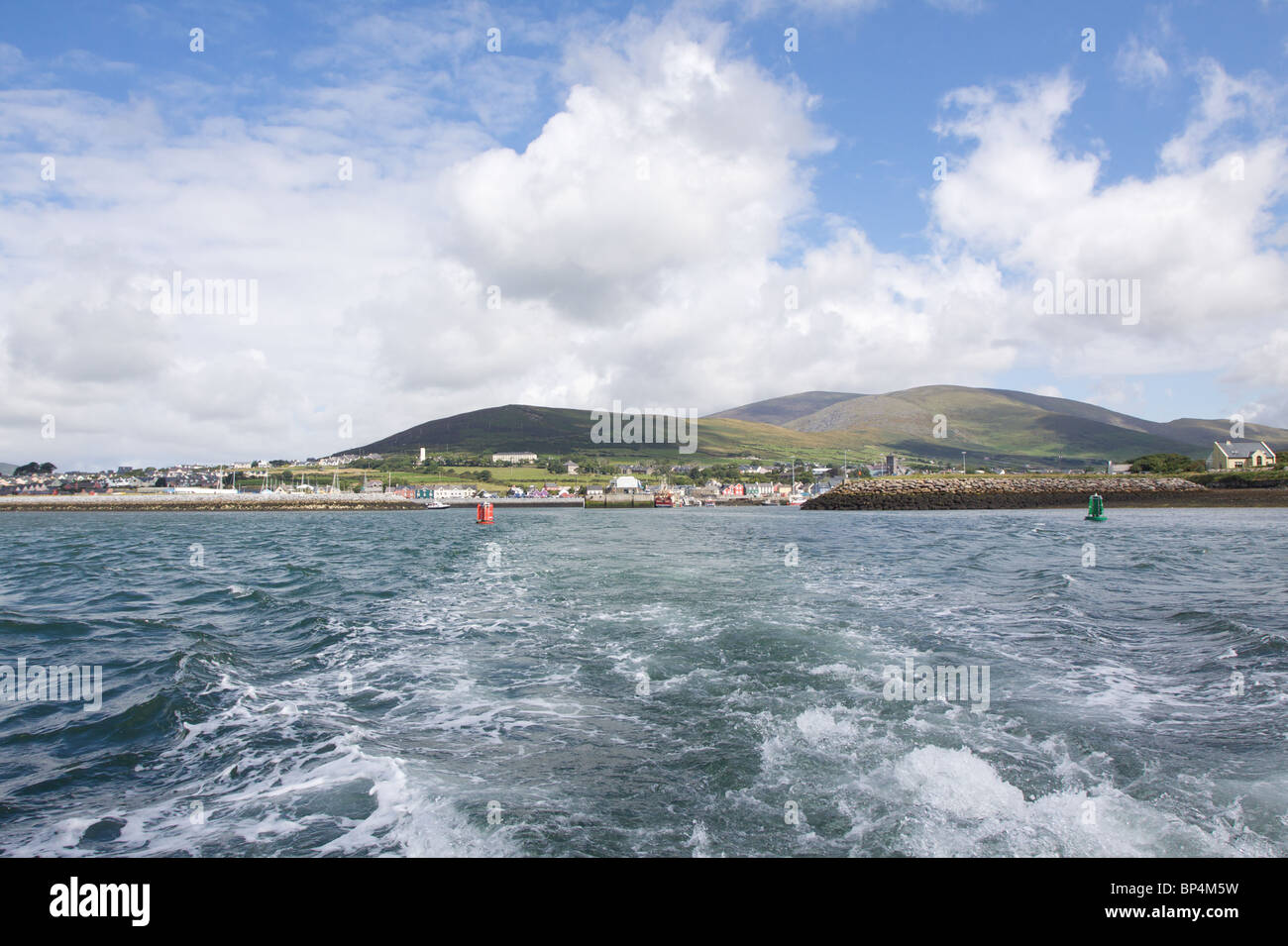 Wellen von einem Boot verlassen Hafen von Dingle, County Kerry in Irland Stockfoto