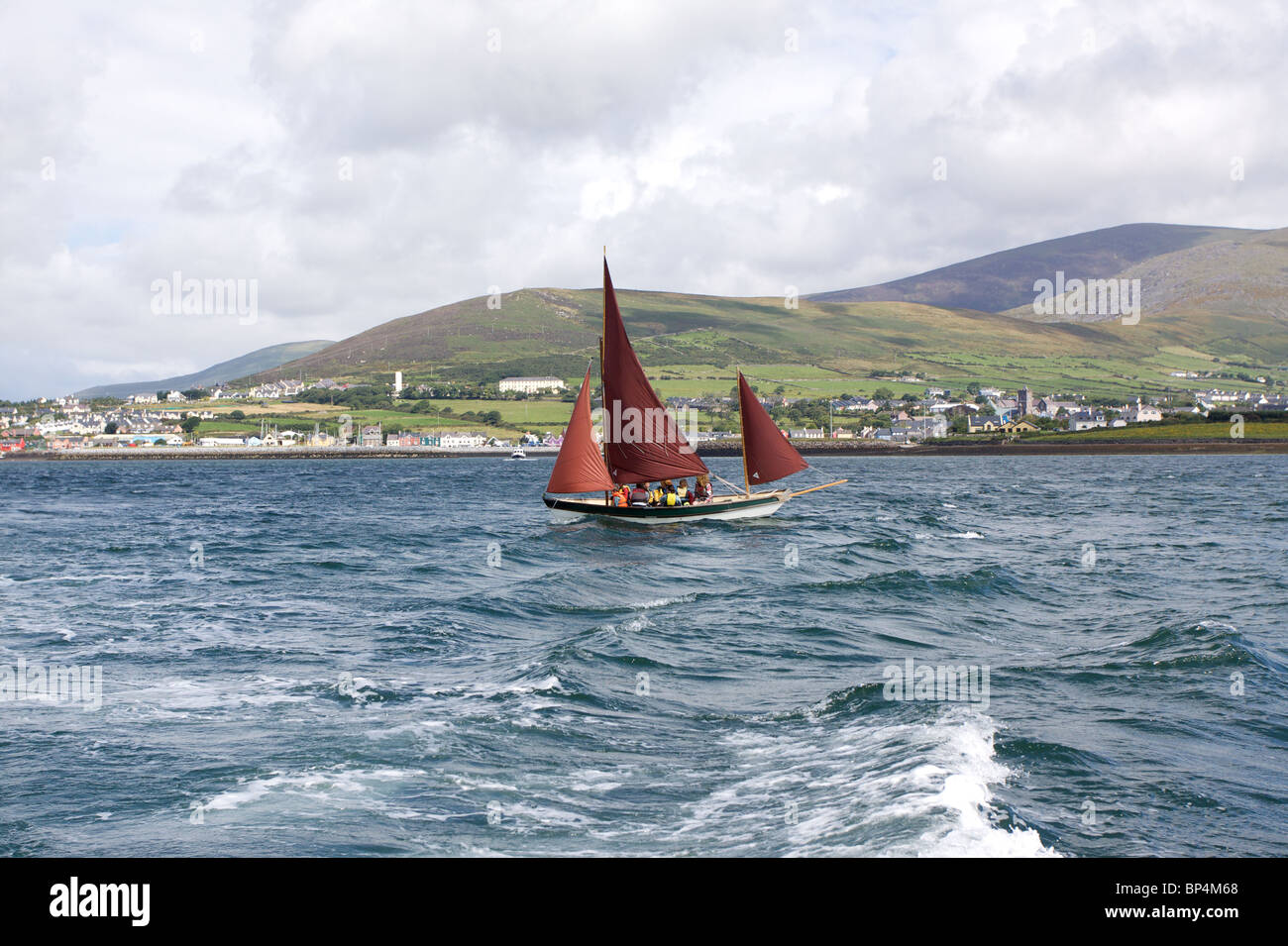 Ein Segelboot im Hafen von Dingle, County Kerry in Irland Stockfoto