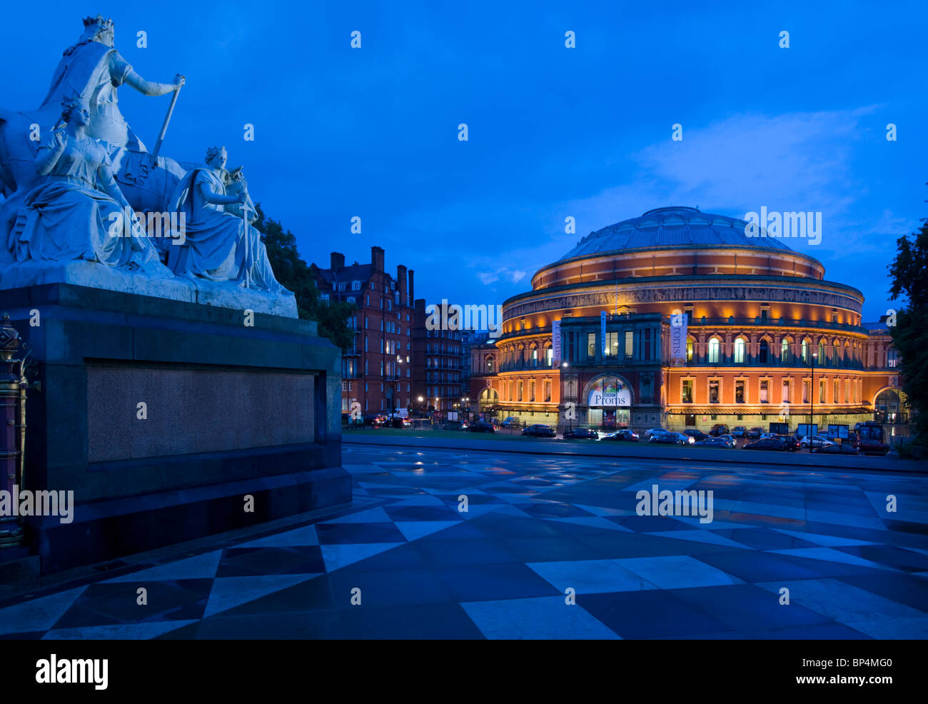 Die Albert Hall und ein Detail das Albert Memorial in der Abenddämmerung in der Promenaden-Konzert-Saison 2010 beleuchtet. Stockfoto