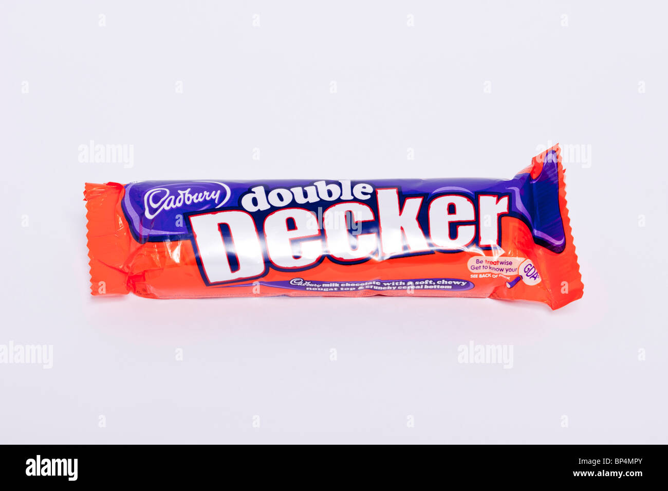 Ein Schnitt aus einer Cadbury Milchschokolade Double Decker Bar auf weißem Hintergrund Stockfoto