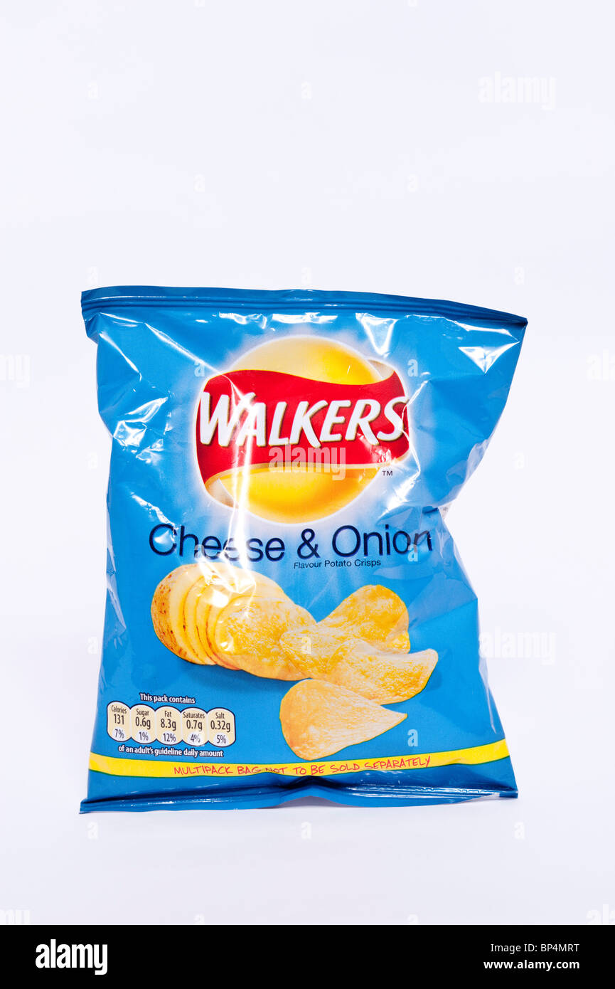 Ein Schnitt aus einer Packung Wanderer Käse & Zwiebel Chips auf einem weißen Hintergrund Stockfoto