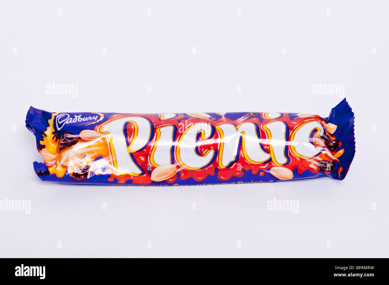 Ein Schnitt aus einer Cadbury Milchschokolade Picknick Bar auf weißem Hintergrund Stockfoto