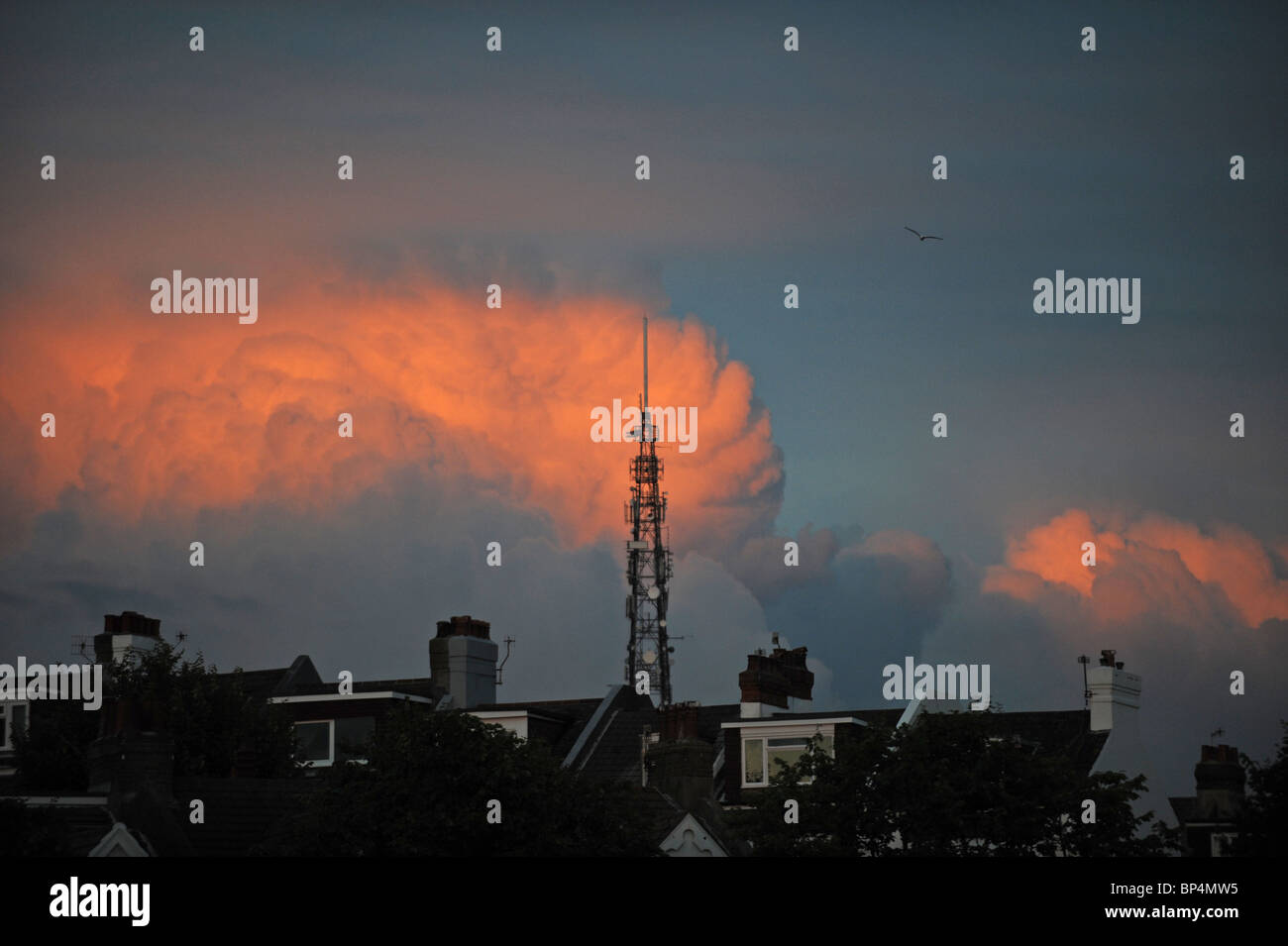 Sonnenuntergang spiegelt sich auf Wolken über dem Sender Pylon in Brighton UK Stockfoto