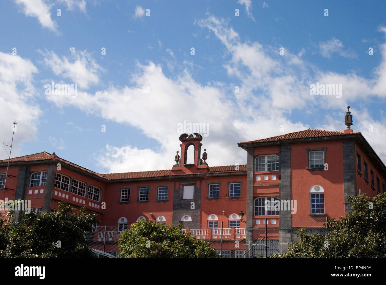 Dieses schöne alte Gebäude war zum Zeitpunkt der Aufnahme nicht besetzt. Aber jetzt ist er besessen von Cabildo De La Palma Stockfoto