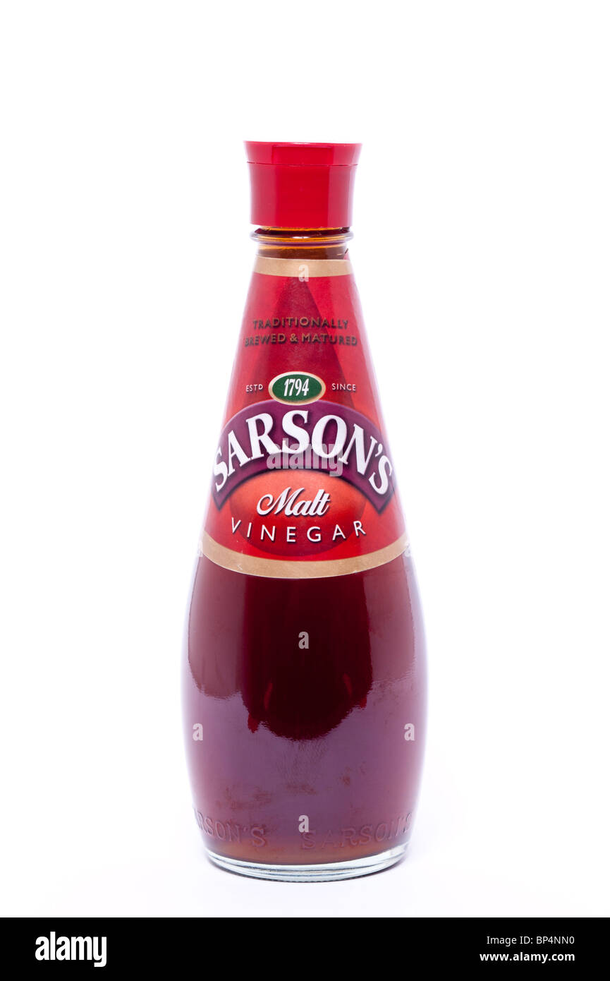 Ein Schnitt aus einer Flasche Sarsons Malz-Essig auf weißem Hintergrund Stockfoto