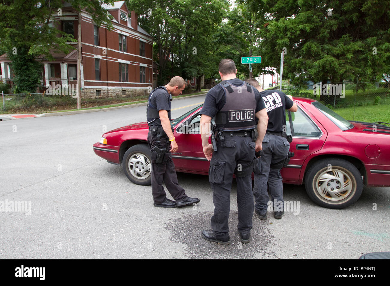 Polizisten aus taktischen Team im Gespräch mit einer Person gefunden, schlafen in einem Fahrzeug in einem Knotenpunkt. Kansas City, MO, PD. Stockfoto