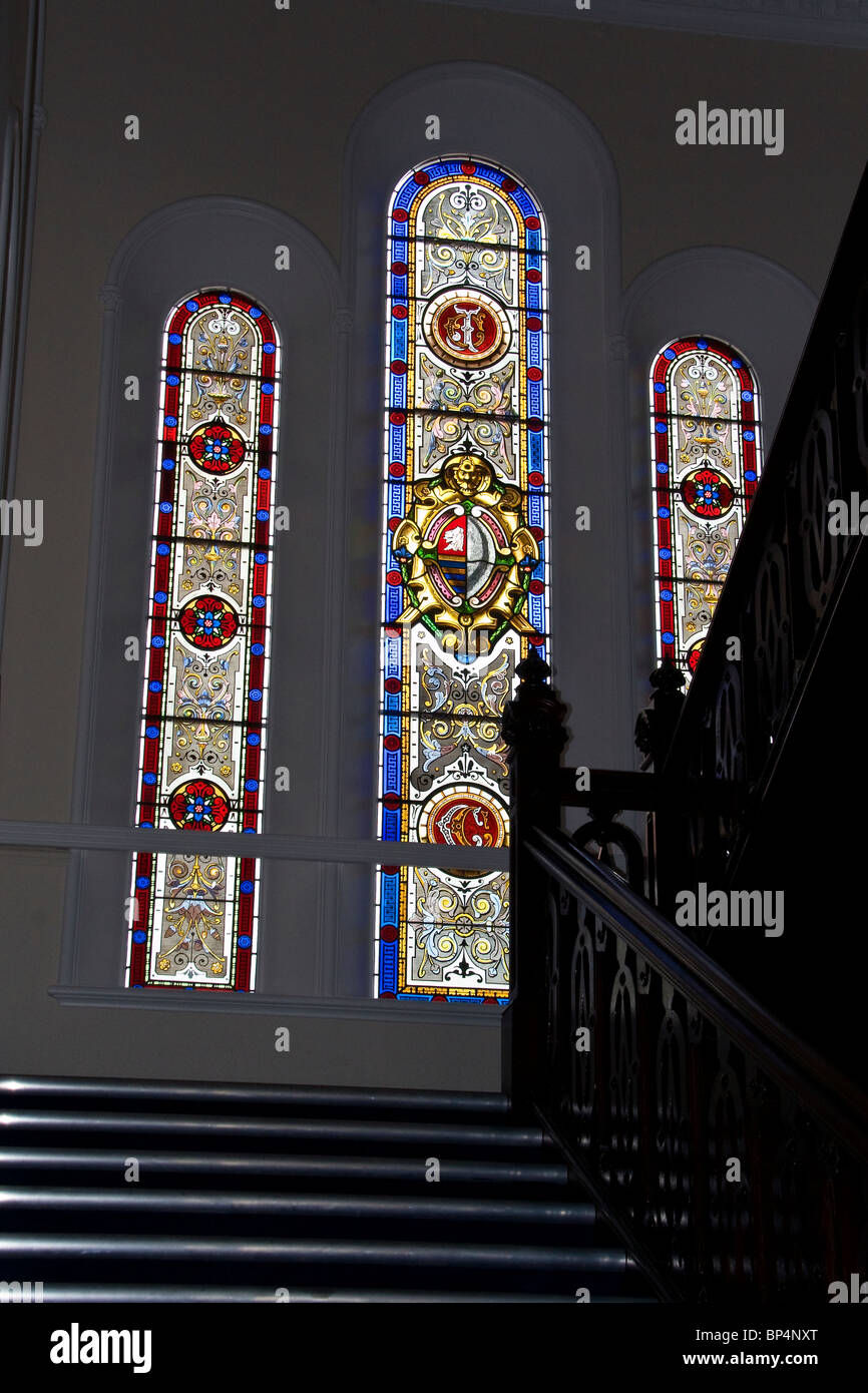 Drei gewölbten geätzt Glasfenster an der Spitze der Treppe von Clement Park House in Dundee, Großbritannien Stockfoto