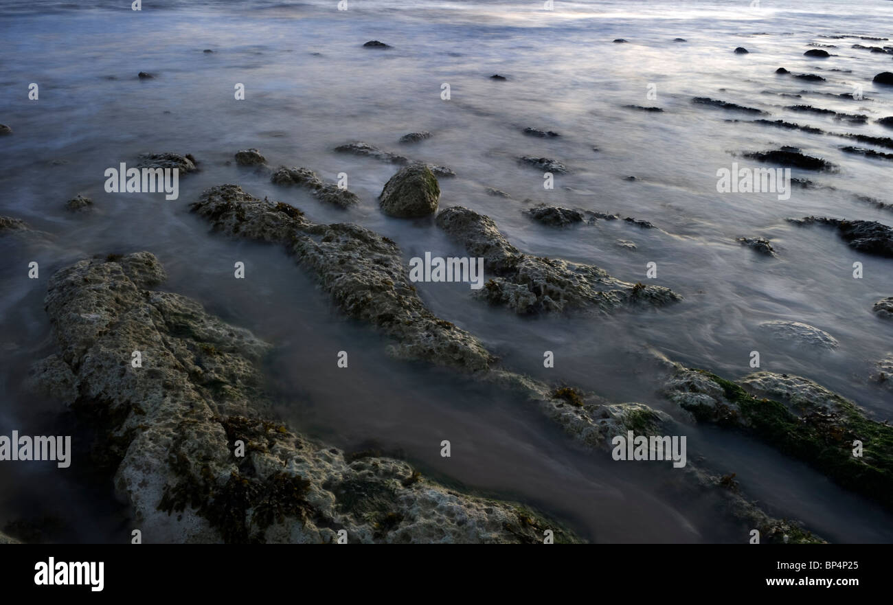 Gezeiten-Bewegung, Meerwasser Ebbe und Flut an der Küste bei Birling Gap East Sussex UK Stockfoto