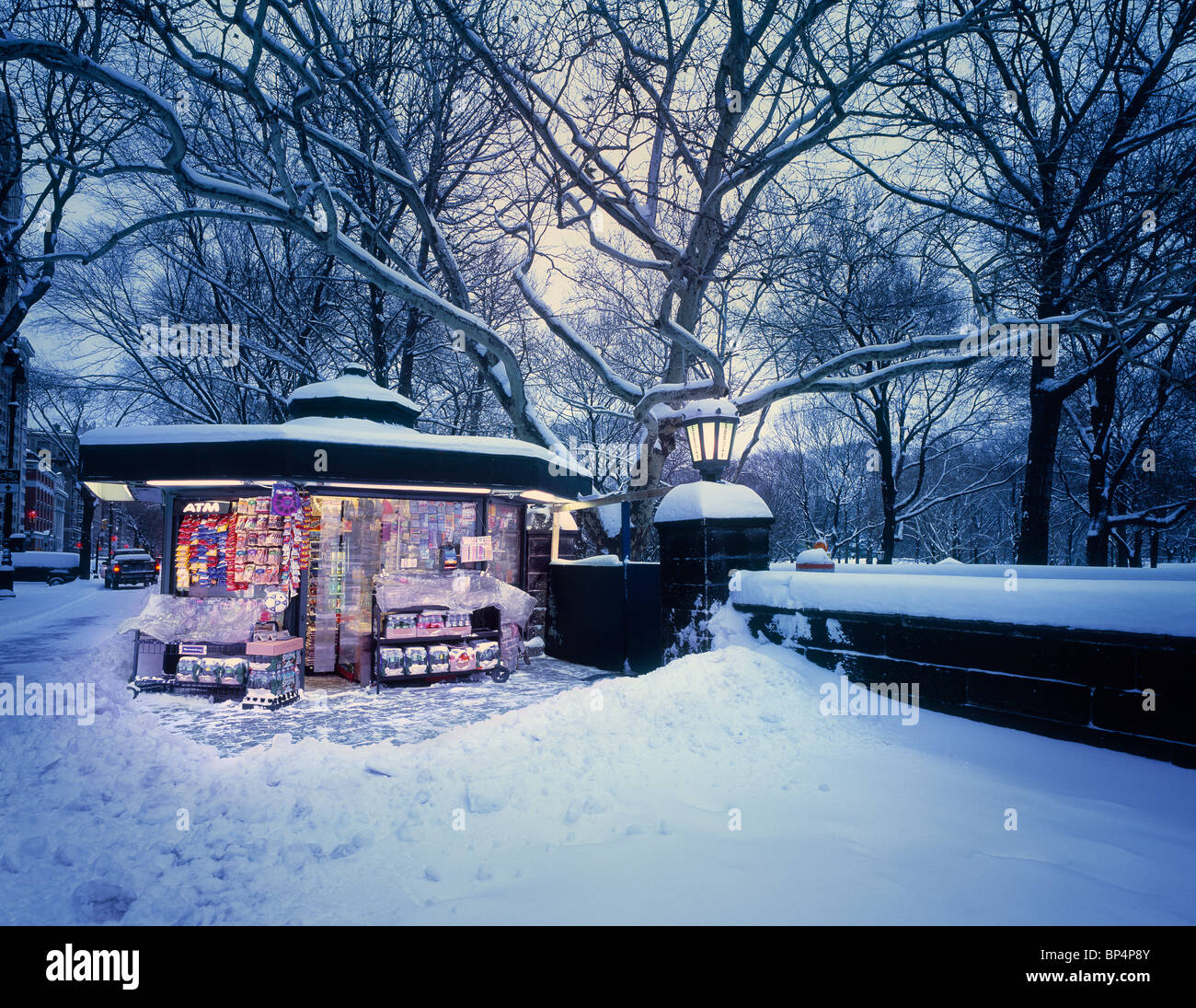 Schneebedeckte Central Park mit einem typischen Zeitung und Imbiss-Stand. Stockfoto