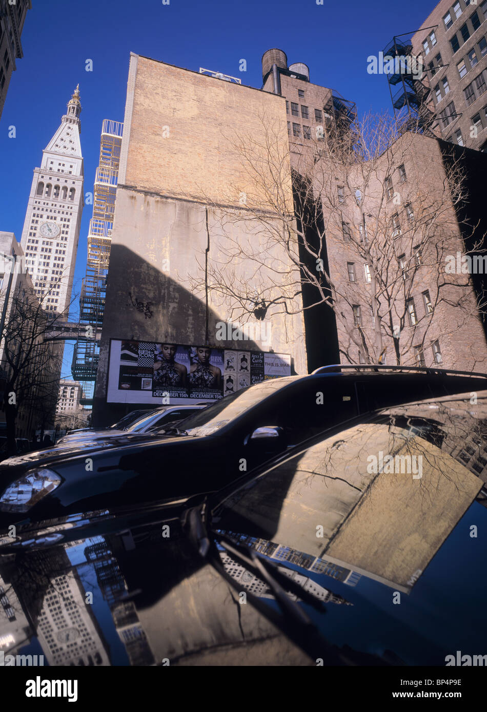 Urbane Zusammensetzung der typische New Yorker Gebäude und seine Reflexionen in geparkten Autos. Stockfoto