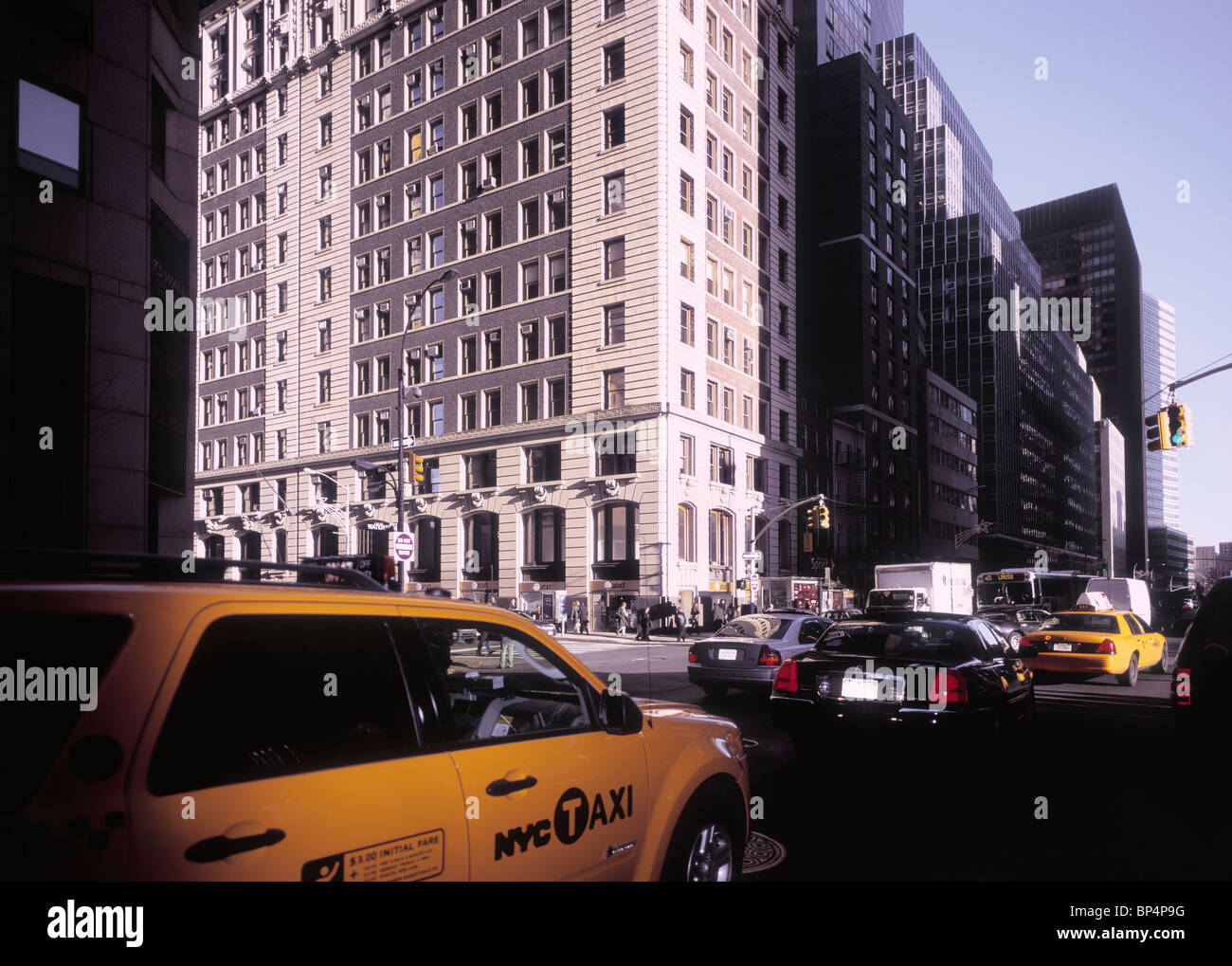 Verkehrsreichen Kreuzung Water Street und Wall Street, New York. Stockfoto