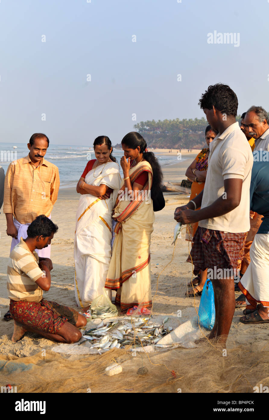 Fisch auf verkauft direkt vom Strand in den frühen Morgenstunden in Varkala Town, Kerala, Indien Stockfoto