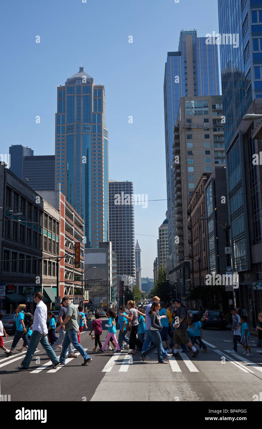 Fußgänger über die Straße in der Innenstadt von Seattle, Washington, USA. Stockfoto