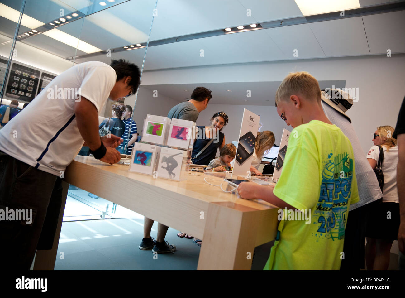 Menschen versuchen, das iPad in einem Apple Store in Los Angeles, Kalifornien, USA. Stockfoto