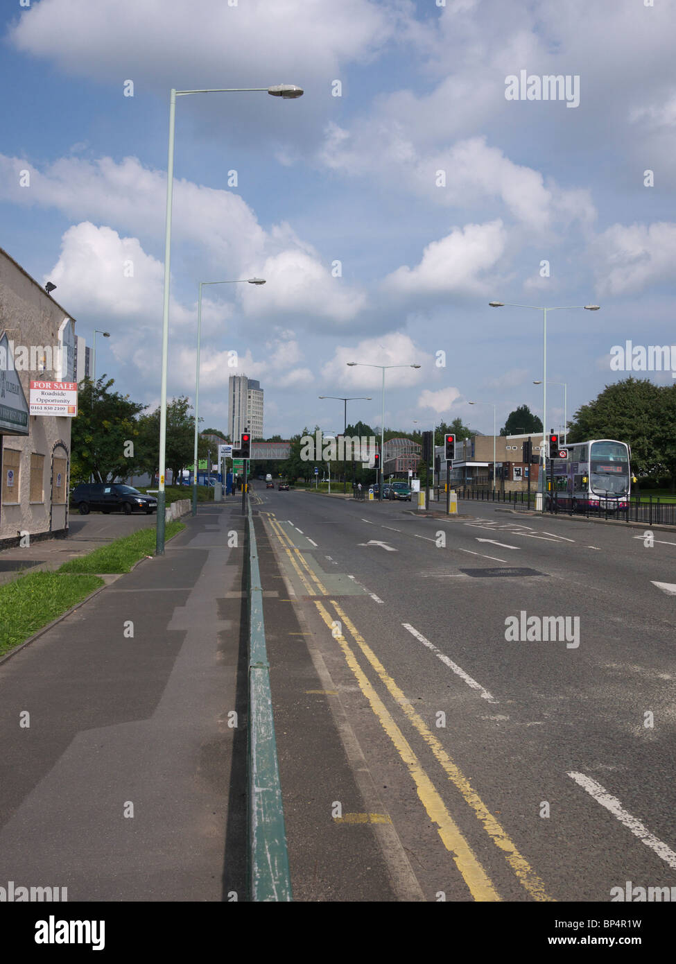 Manchester-Straße, Blick in Richtung Oldham Town Centre, England, UK. Stockfoto