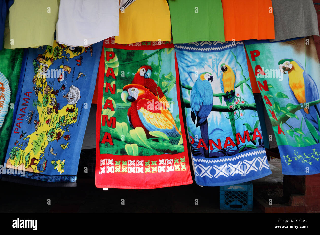 Bunte Strandtücher zum Verkauf auf Marktstand, Portobelo, Colón Provinz, Panama Stockfoto