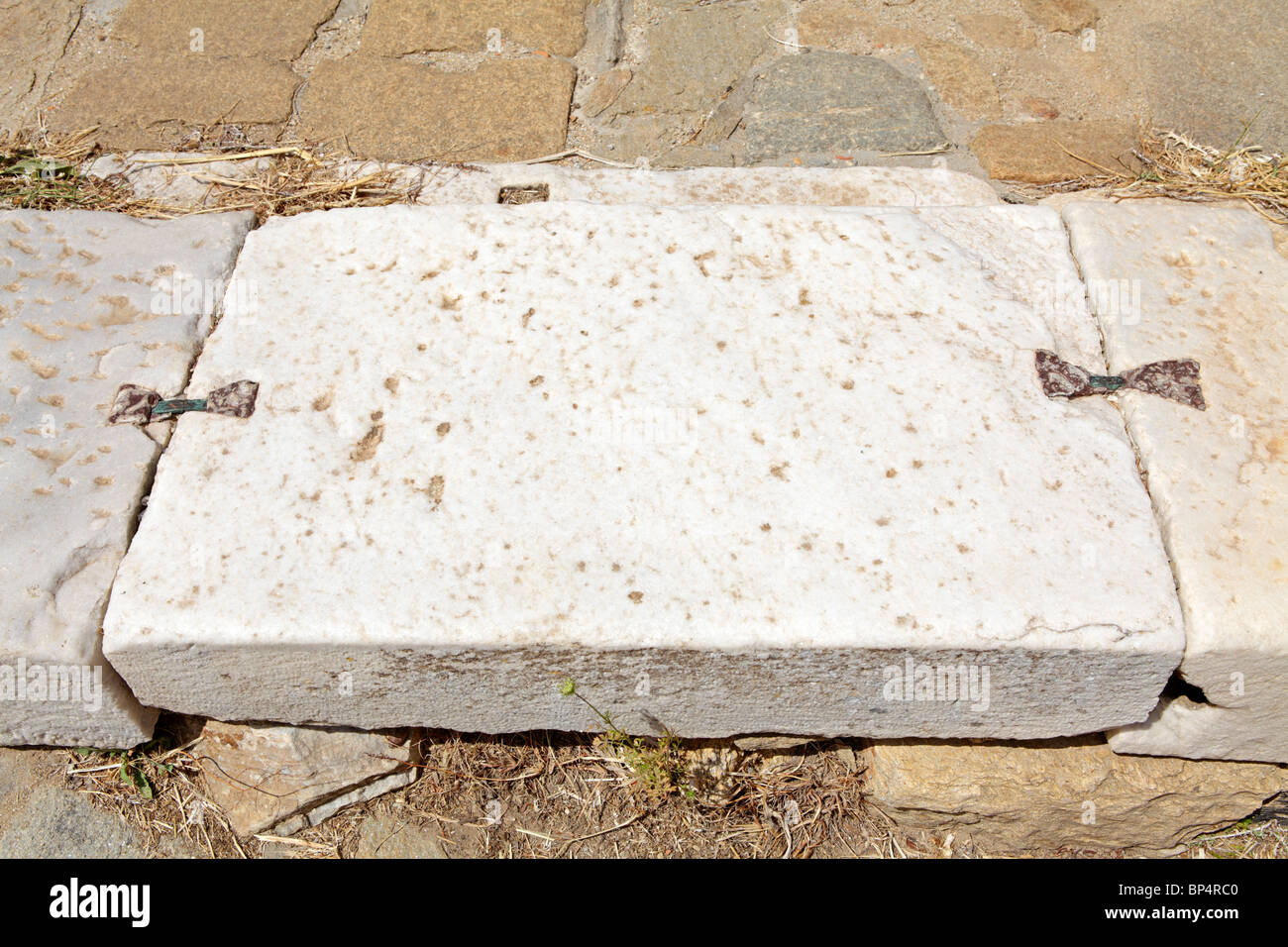 Steinplatten verbunden mit antiken Gelenken, archäologische Ausgrabungen, Insel von Delos, Kykladen, Ägäis, Griechenland Stockfoto