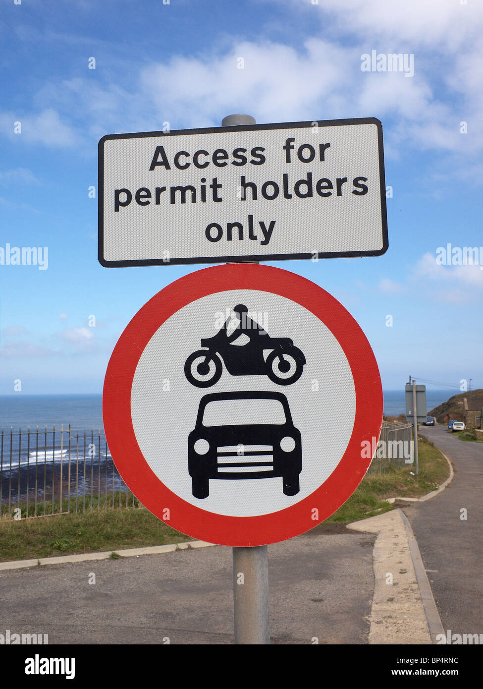 Verkehrszeichen zeigen kein Eintrag Zugang für Inhaber der Genehmigung nur bei Kuh Bar Staithes North Yorkshire Stockfoto