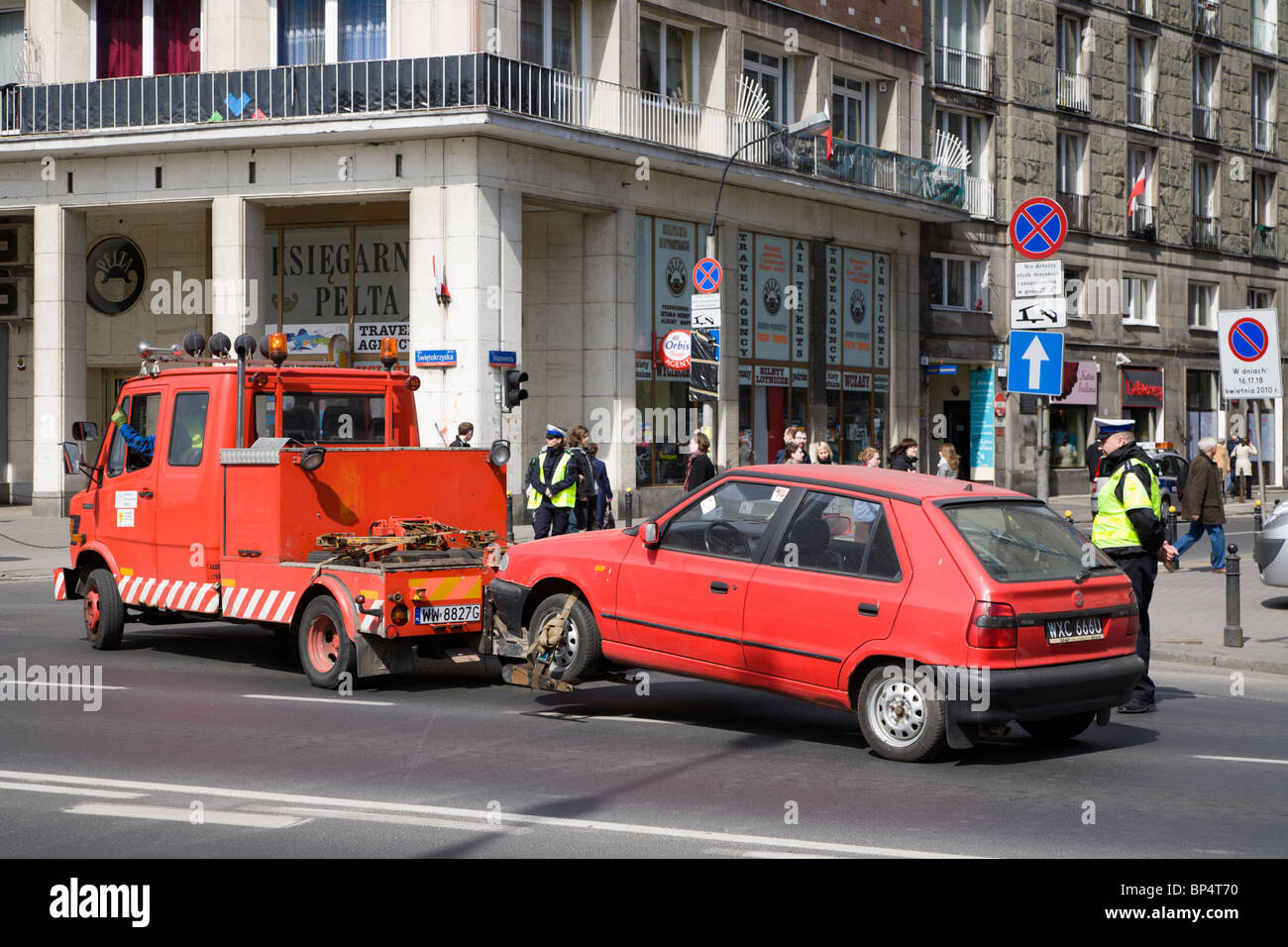 Auto wird von der Polizei, Warschau Polen weggezogen Stockfoto
