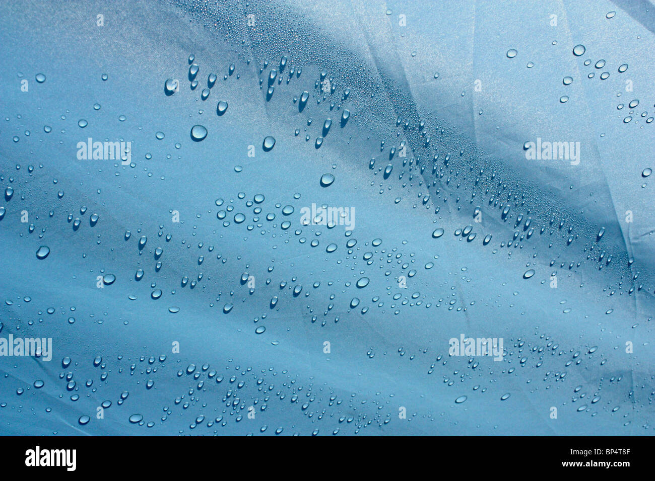 Blaue Zeltstoff (Nylon) mit Wassertröpfchen bilden Stockfoto