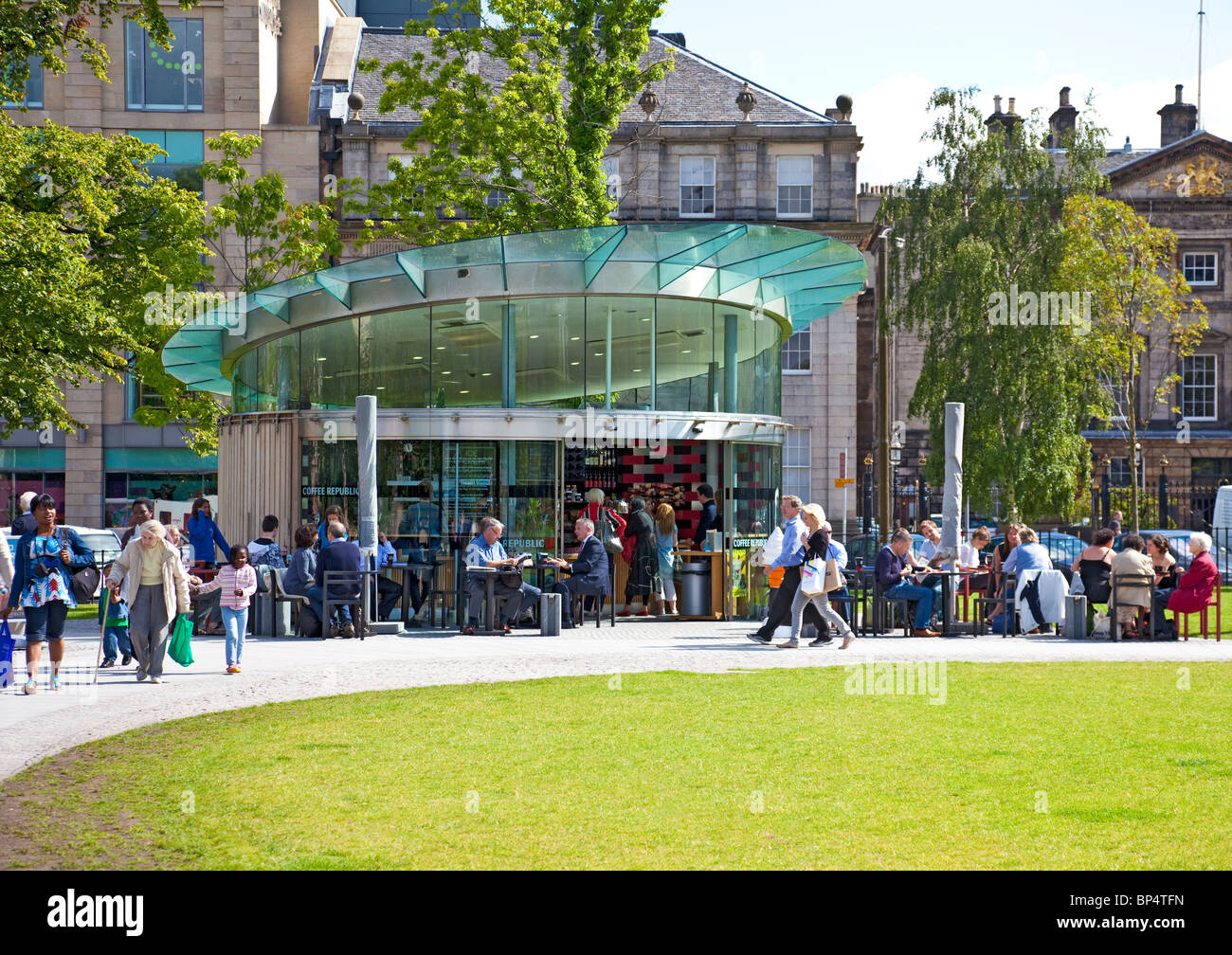 Food-Kette mit Sitzmöglichkeit im Freien in St Andrews Square in Edinburghs Neustadt. Stockfoto