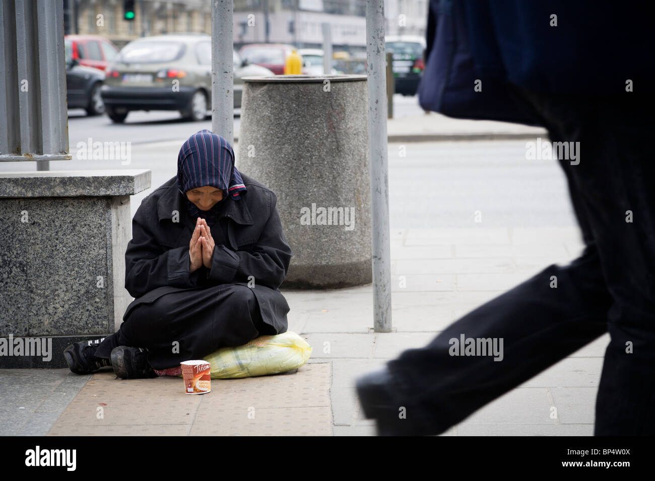Frau betteln um Geld, Warschau Polen Stockfoto