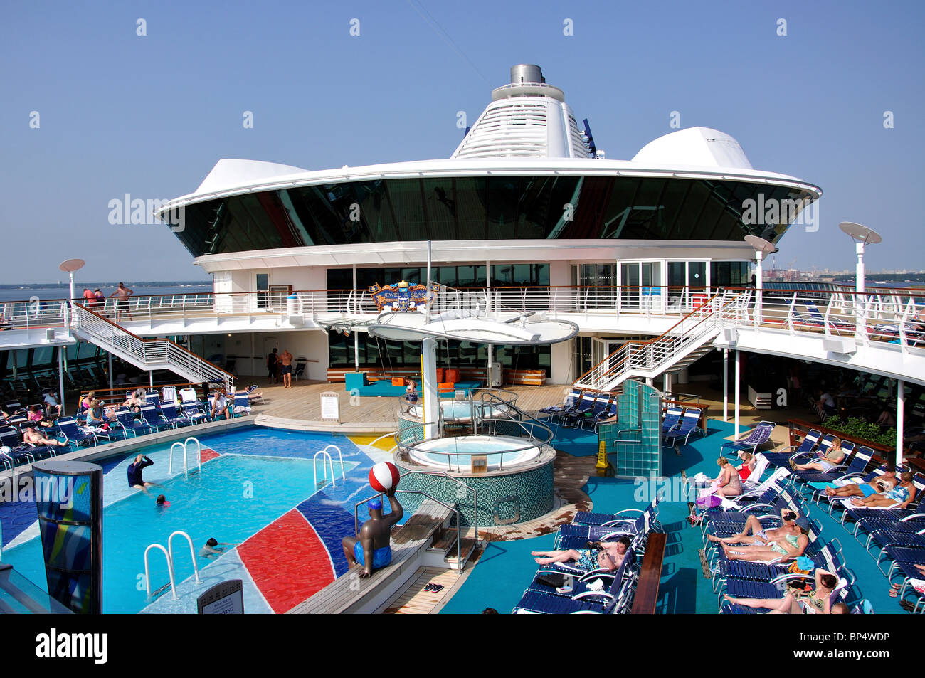 Pool-Deck, Royal Caribbean Cruises "Jewel of the Seas" Kreuzfahrt Schiff, Ostsee, Europa Stockfoto