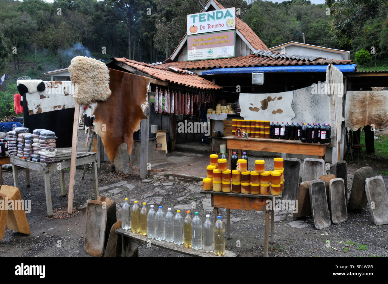 Road-Seite-Shop verkauft Lederwaren, Honig, Käse und anderen landwirtschaftlichen Produkten unterwegs BR-386, Rio Grande do Sul, Brasilien Stockfoto