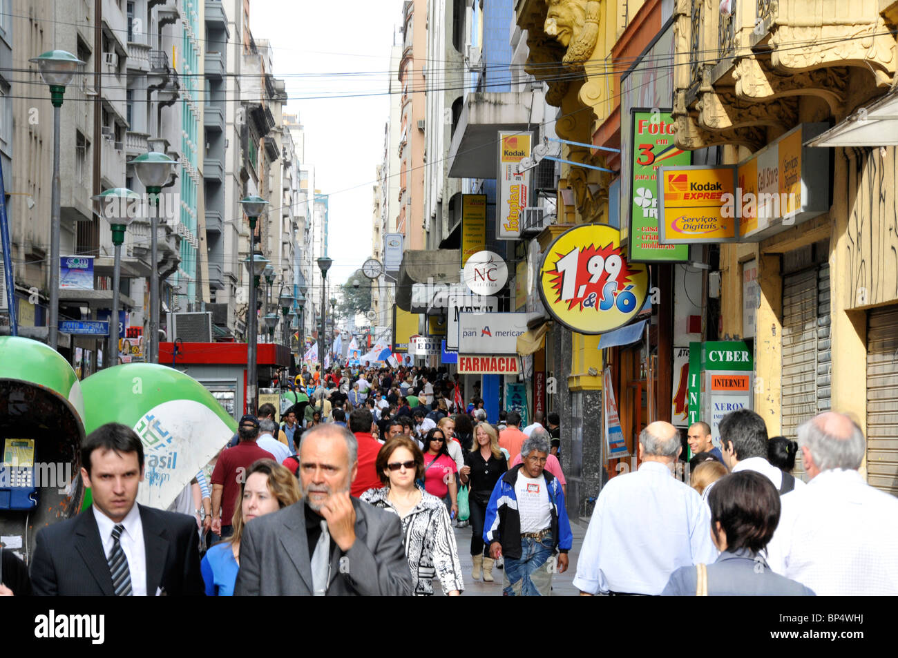 Massen-Spaziergang durch die größte Mall Street in Downtown, Porto Alegre, Rio Grande do Sul, Brasilien Stockfoto