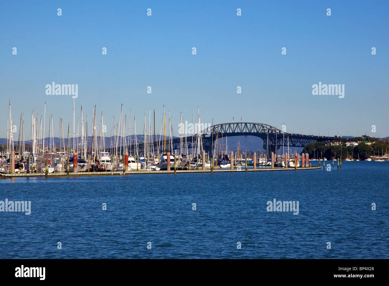 Auckland Harbour Bridge von Bayswater Marina, Nordinsel, Neuseeland. Stockfoto