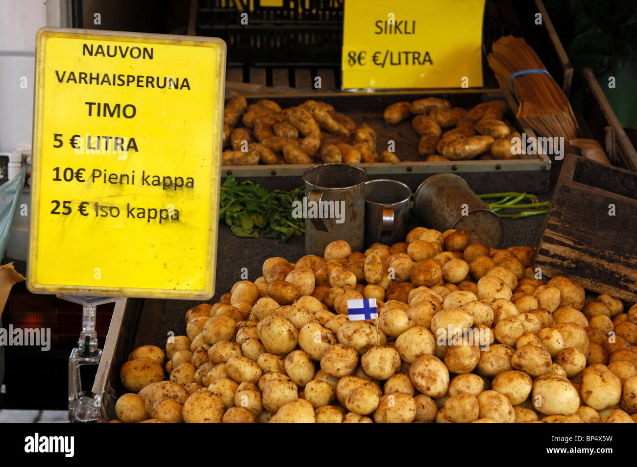 Haufen von finnischen Kartoffeln dekoriert mit der Nationalflagge auf einem Markt in Helsinki, Finnland Stockfoto