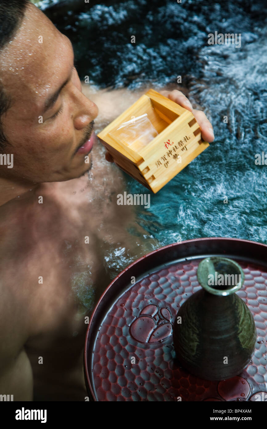 Sake-Flasche und Becher verwendet, um Willen, dienen die traditionelle japanische Getränk Stockfoto