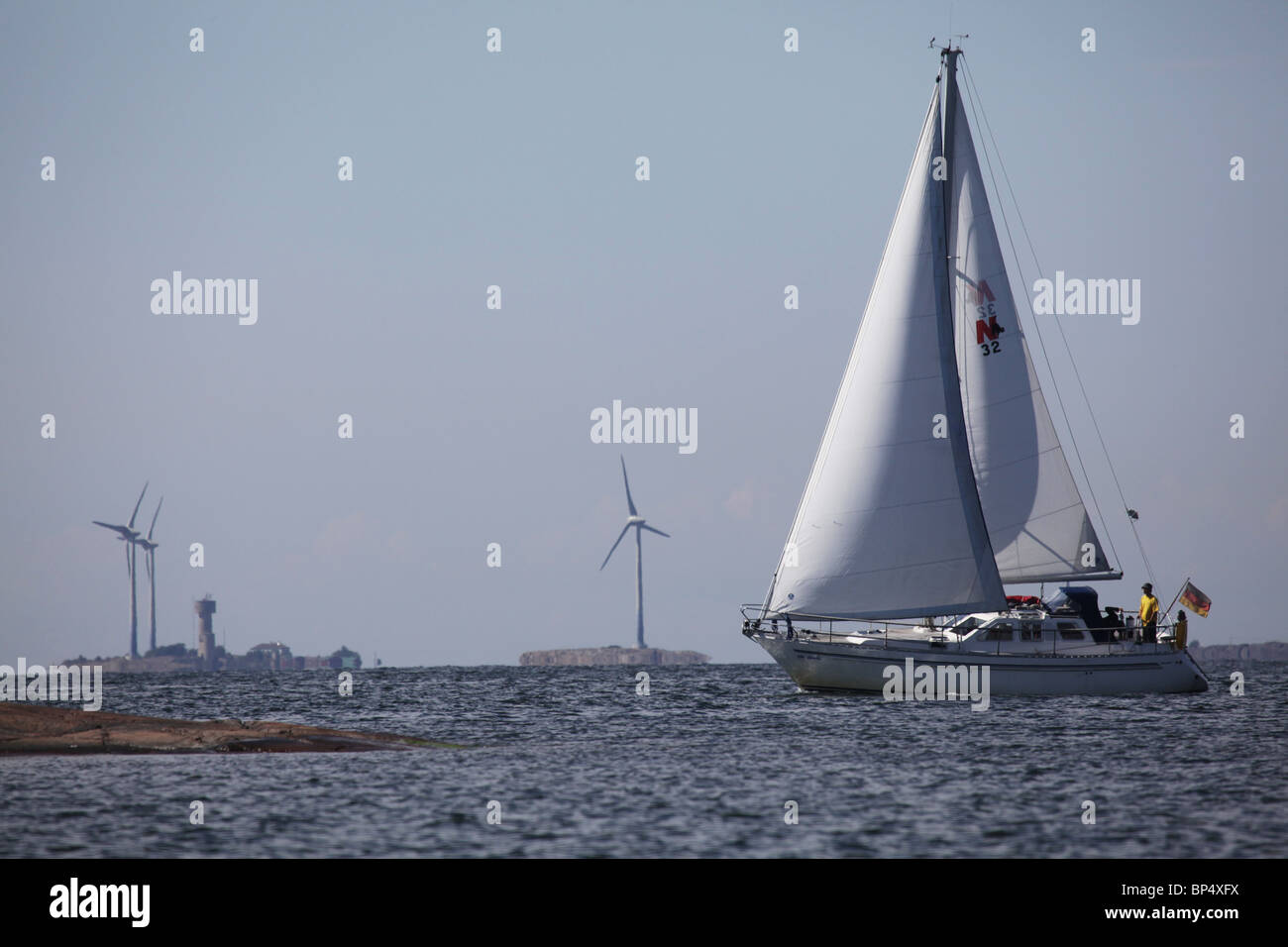 Blick in die Schären zu den Nyhamn Windenergieanlagen von Björkö in Lemland auf Insel Aland in Finnland Stockfoto