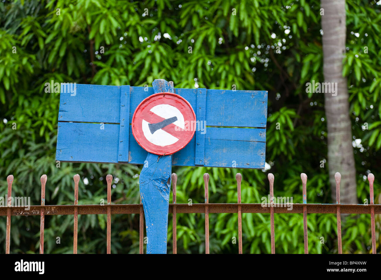 Handbemalte Straßenschild Signalisierung "kein Horn" - Provinz Kandal, Kambodscha Stockfoto
