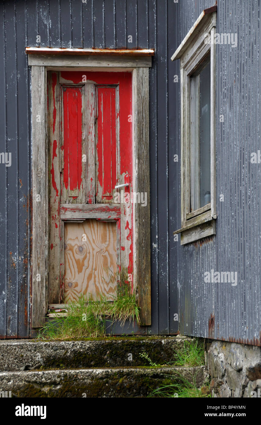 Rot lackierte Tür, Viðareiði, Viðoy, Färöer Inseln Stockfoto