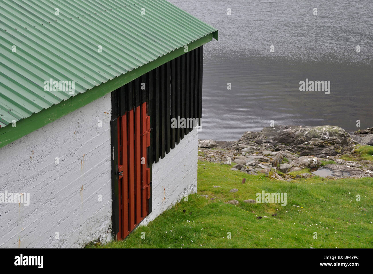 Green-building, Norðtoftir, Borðoys, Färöer Inseln, rot und weiß Stockfoto