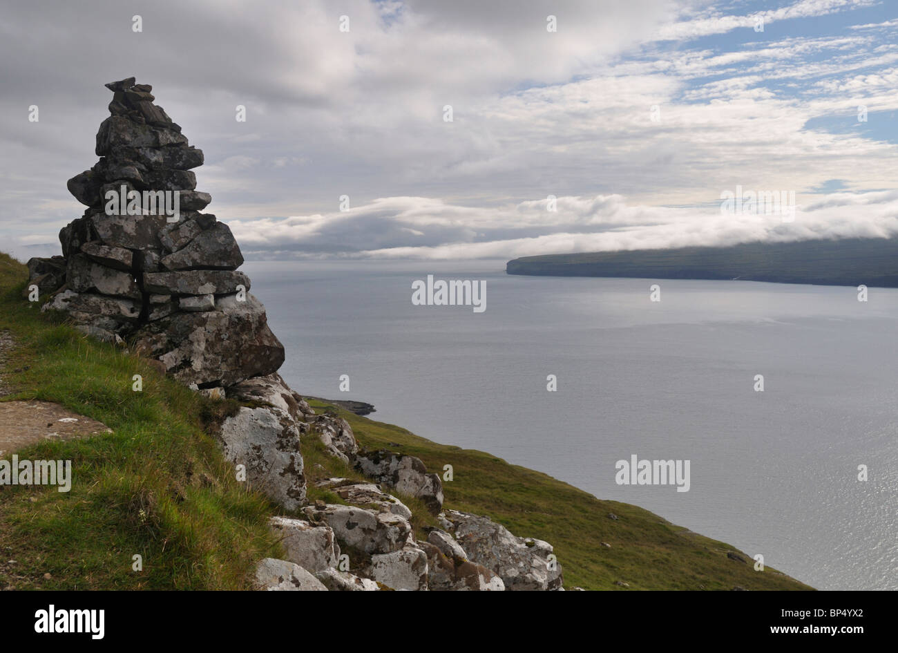 Cairn, Nólsoy, Färöer-Inseln Stockfoto